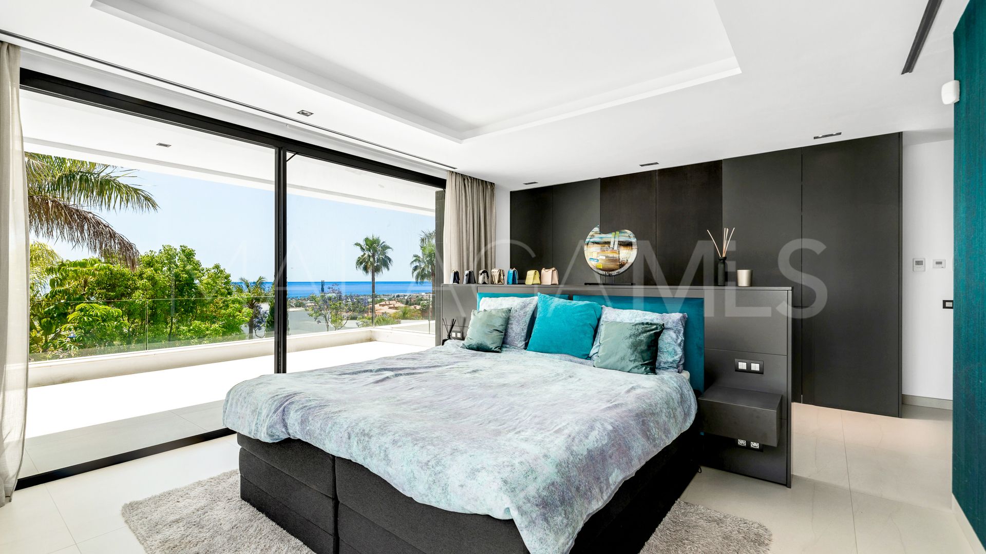 Villa for sale in Los Flamingos Golf with 6 bedrooms