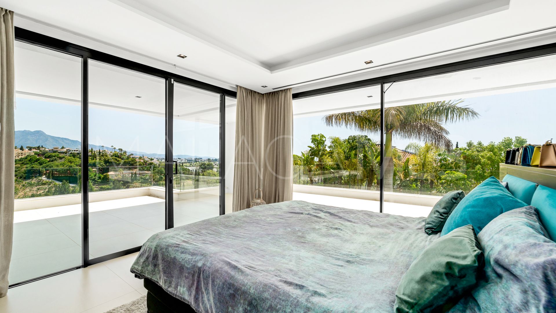 Villa for sale in Los Flamingos Golf with 6 bedrooms