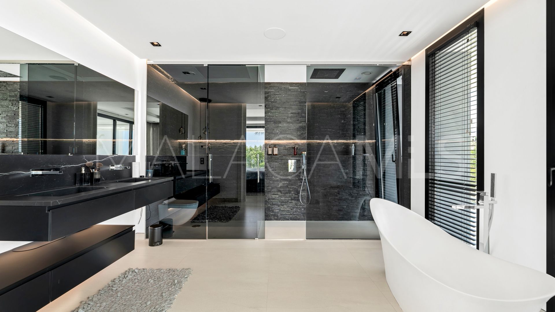 Villa for sale in Los Flamingos Golf with 6 bedrooms
