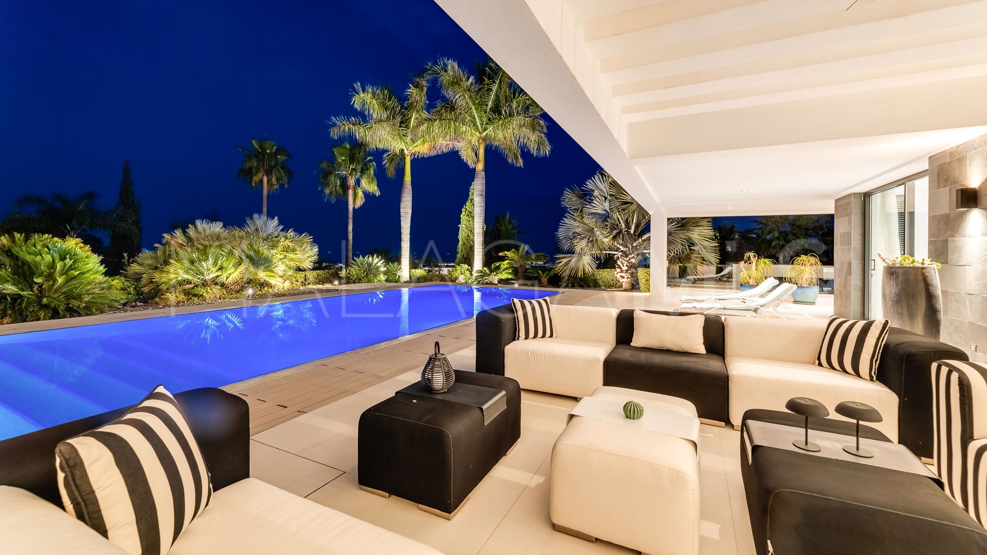 Villa for sale in Los Flamingos Golf with 6 bedrooms