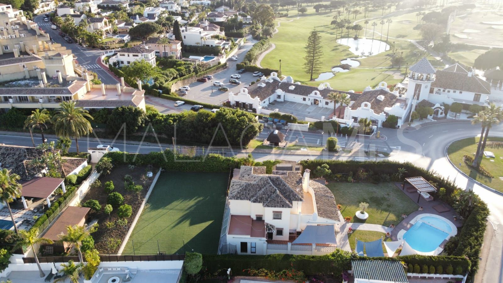For sale villa with 6 bedrooms in Nueva Andalucia