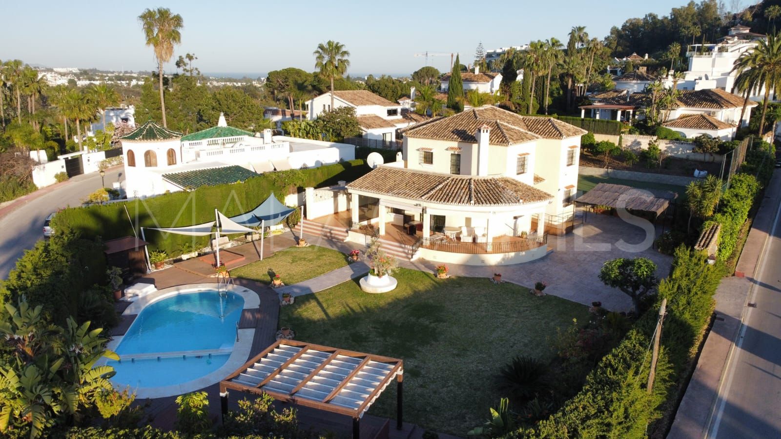 For sale villa with 6 bedrooms in Nueva Andalucia