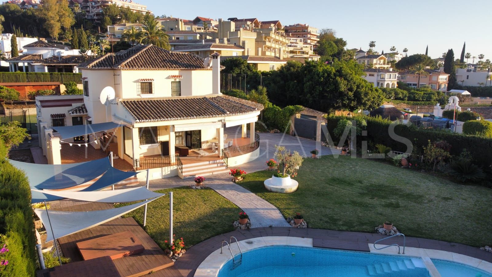For sale villa with 6 bedrooms in Nueva Andalucia