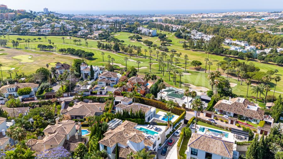 For sale villa with 6 bedrooms in Nueva Andalucia