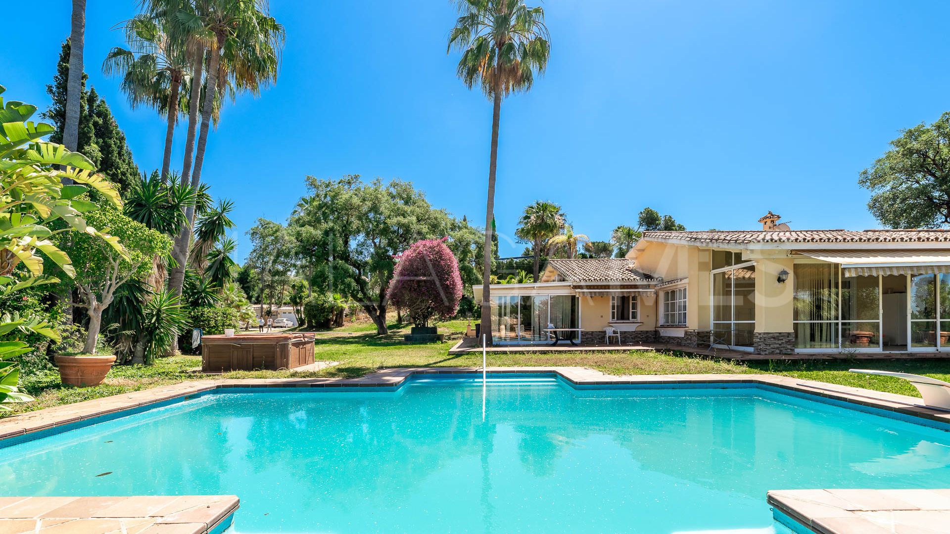 Hus i byn for sale in Elviria