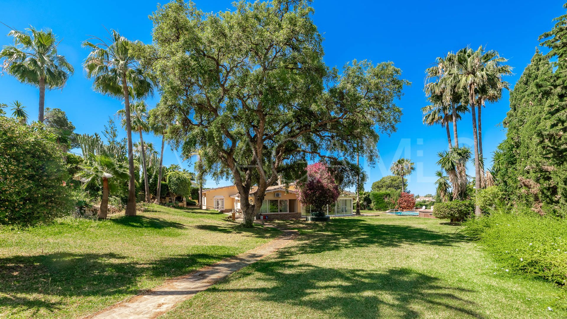 Hus i byn for sale in Elviria