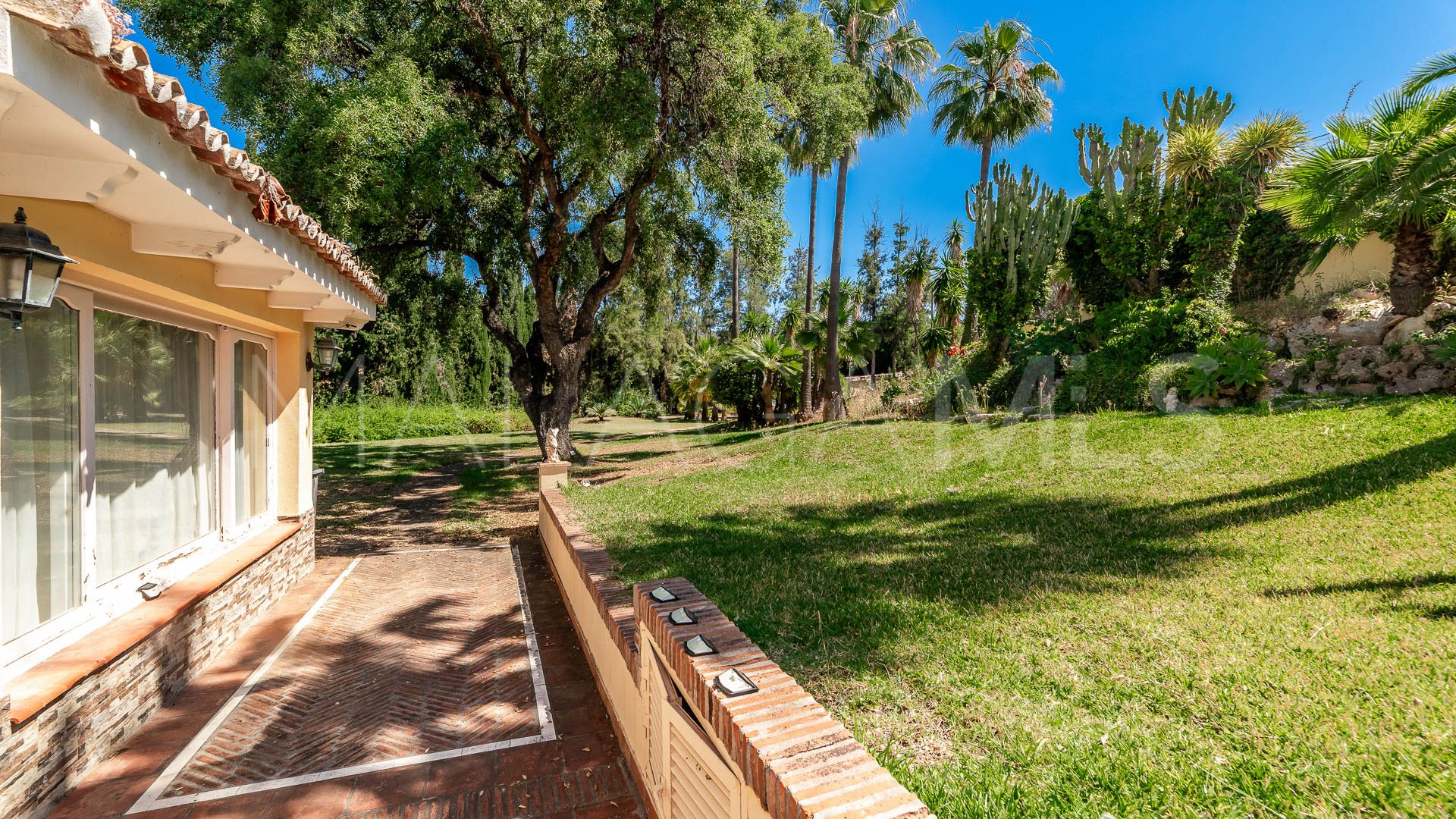 Hus i byn for sale in Elviria