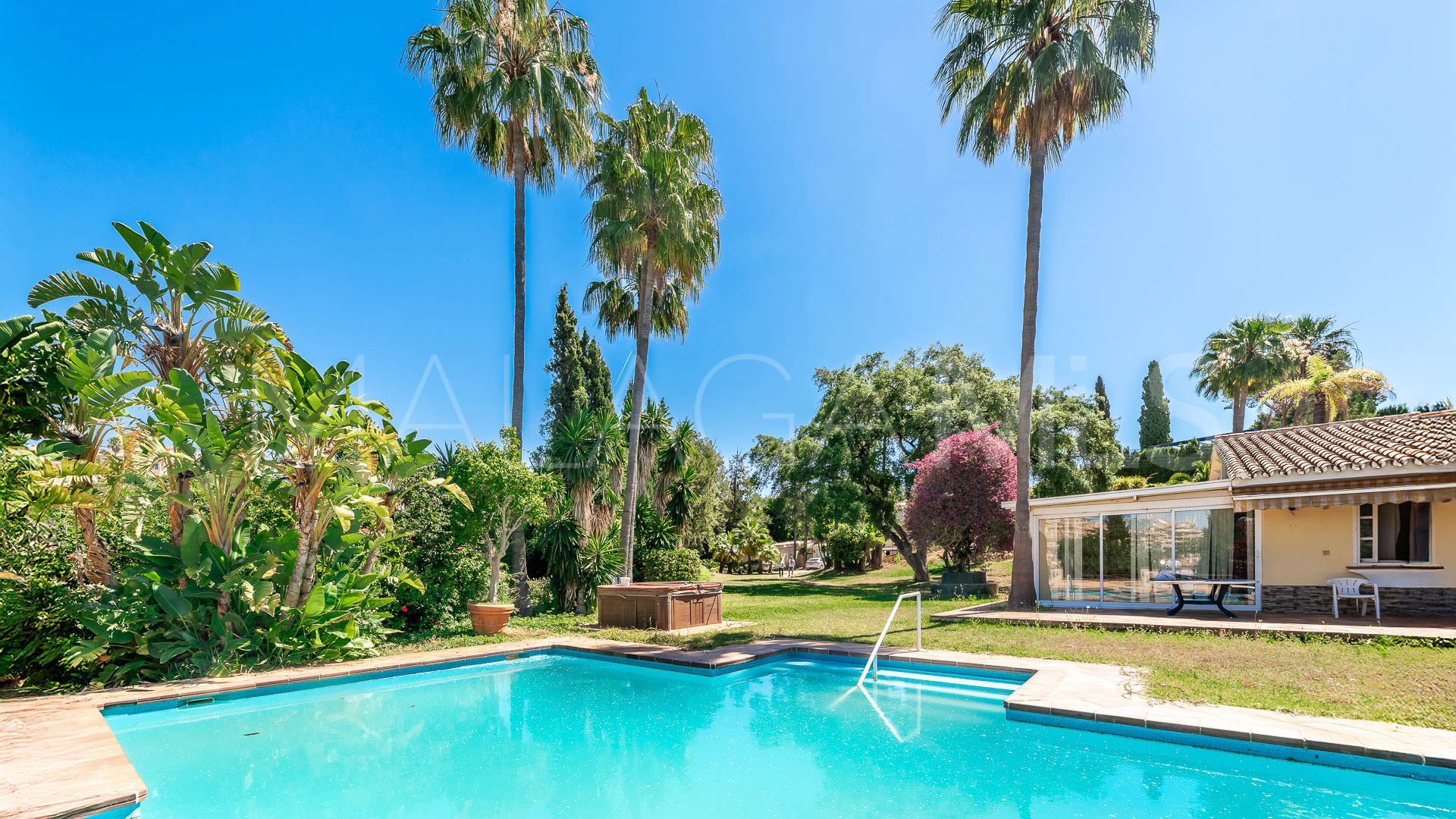 Hus i byn for sale in Elviria