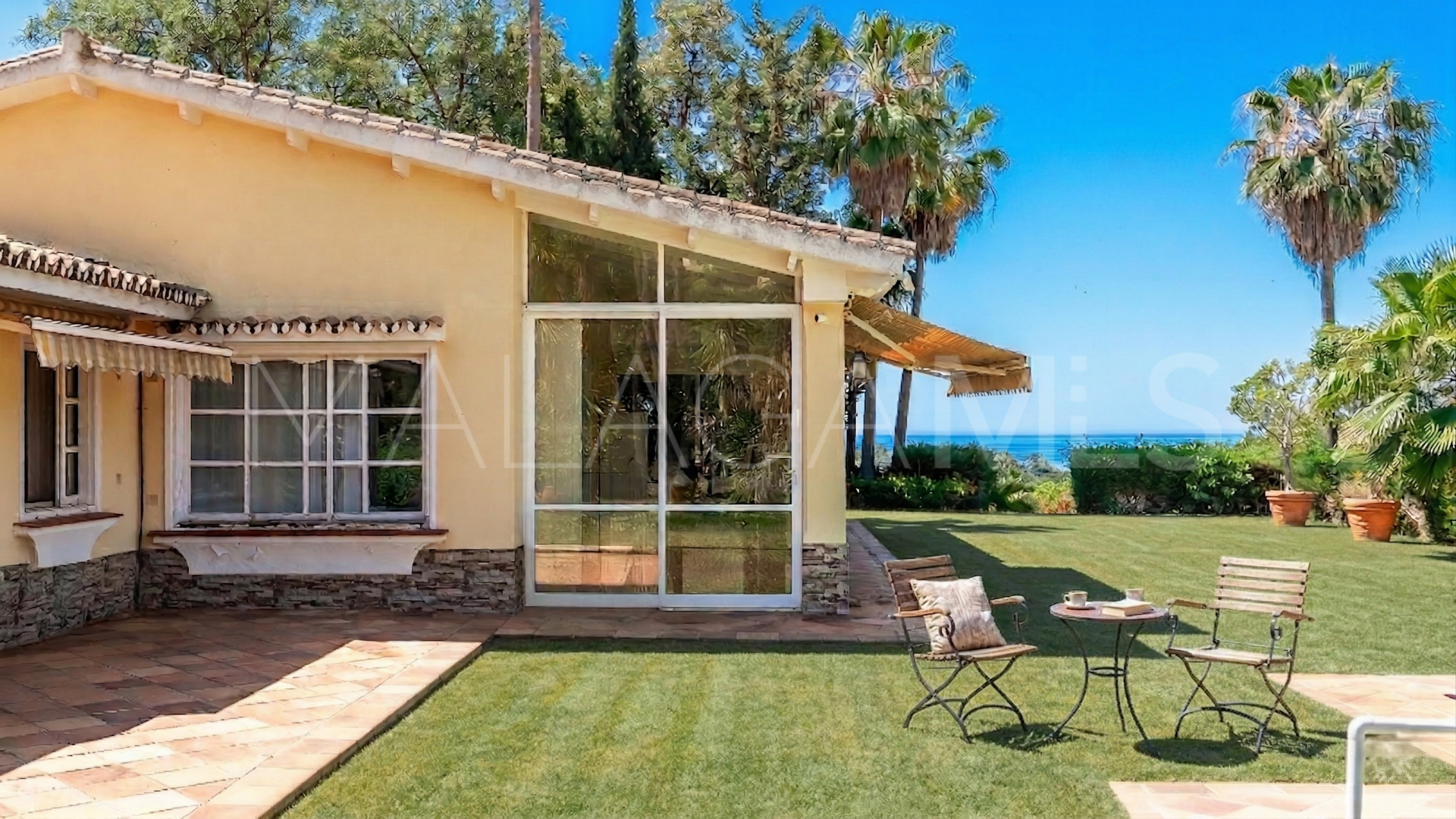 Buy house with 6 bedrooms in Elviria