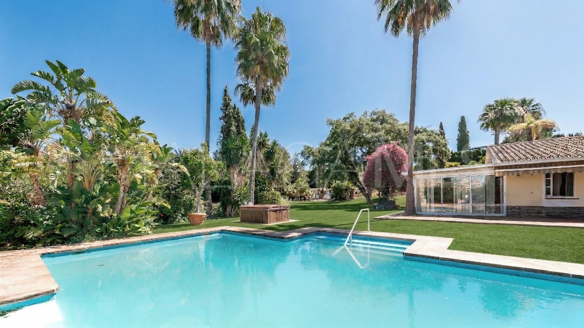Buy house with 6 bedrooms in Elviria