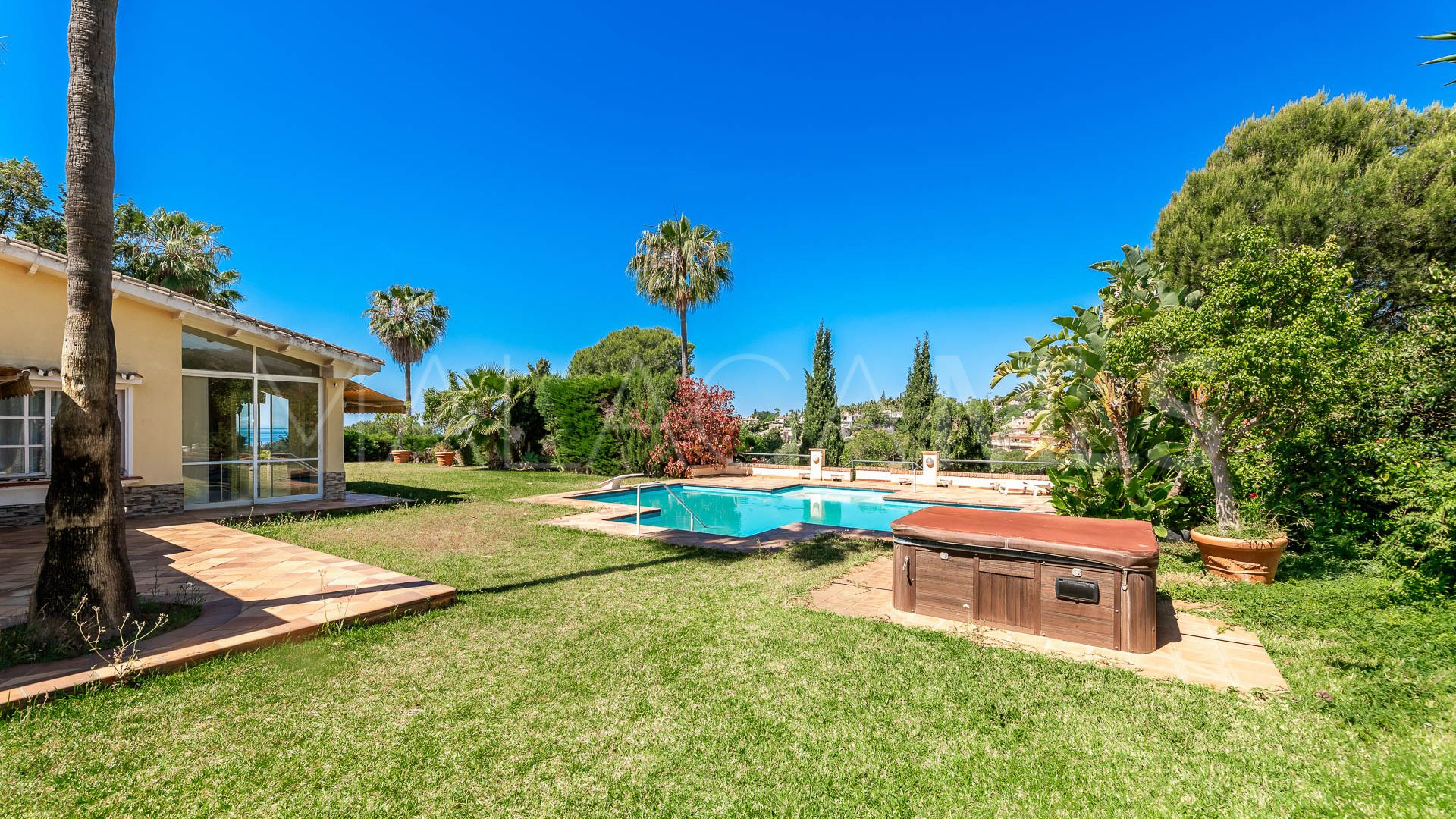 Hus i byn for sale in Elviria