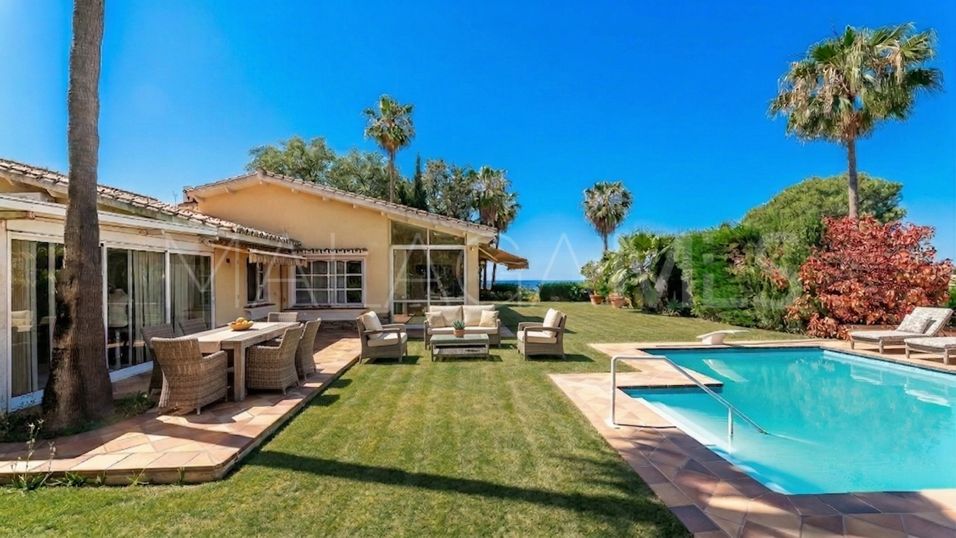 Buy house with 6 bedrooms in Elviria