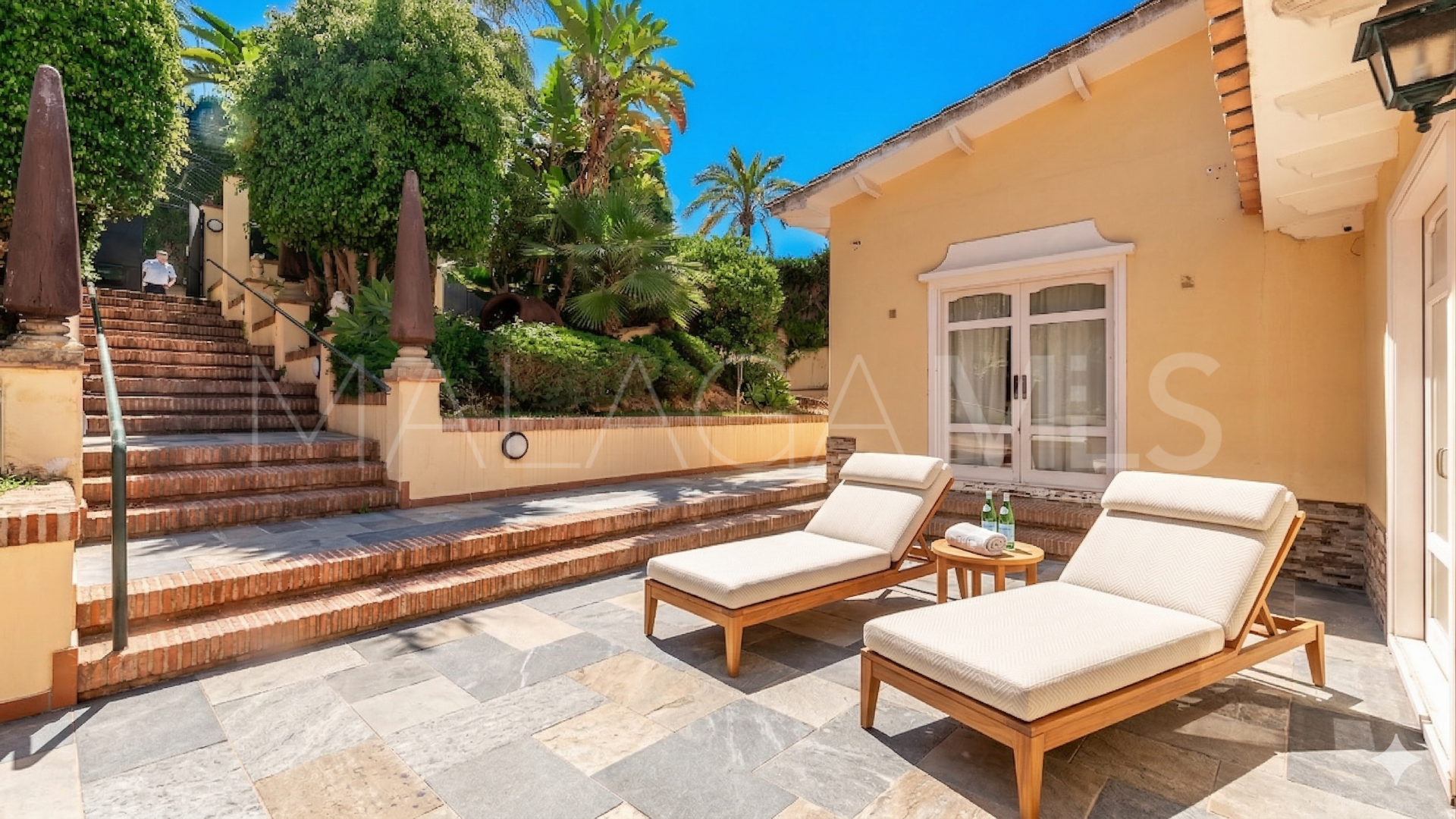 Buy house with 6 bedrooms in Elviria