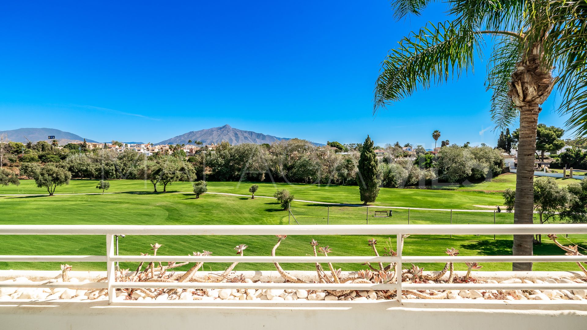 Apartment for sale in Guadalmina Baja with 3 bedrooms