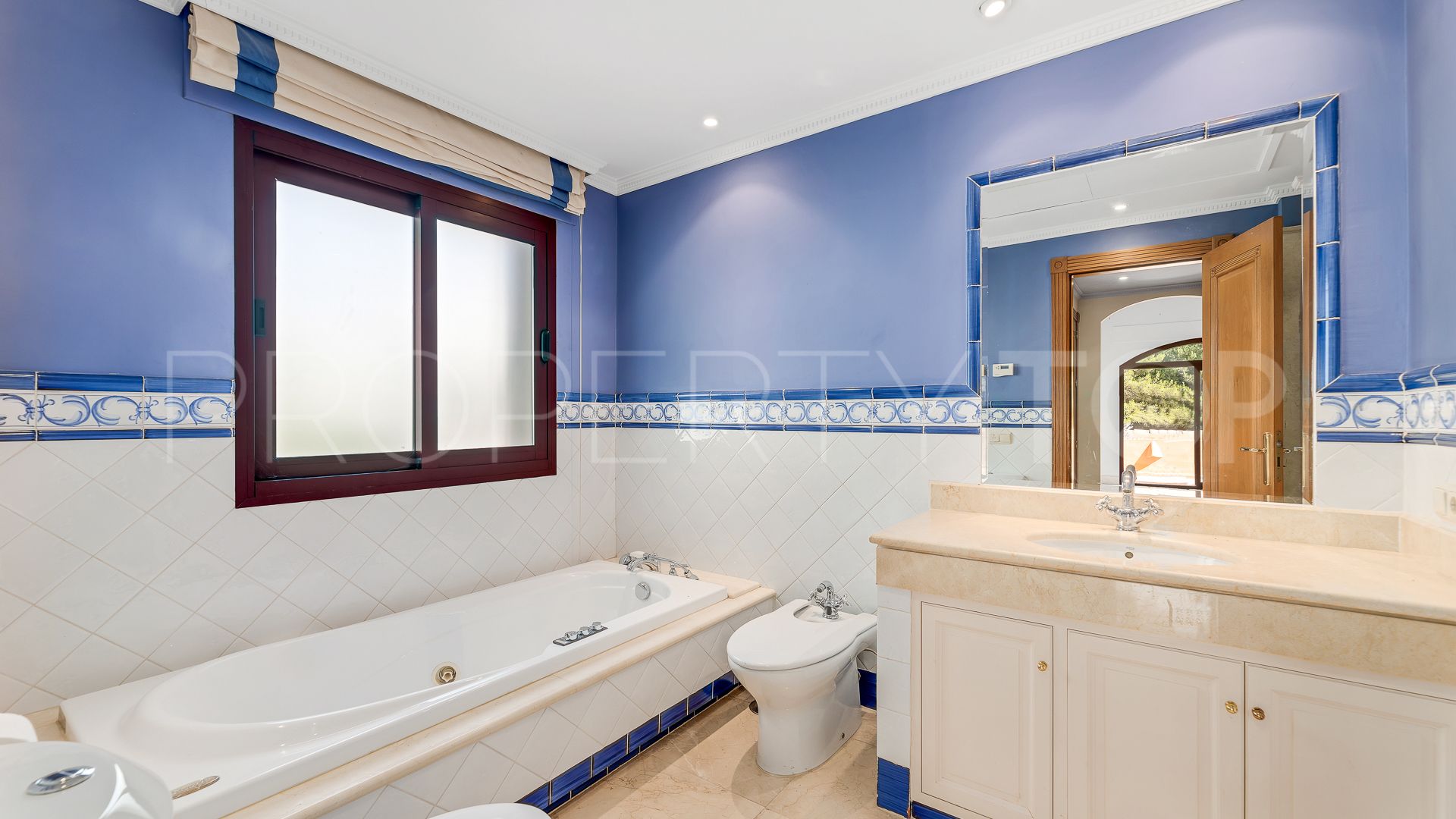 4 bedrooms villa in Marbella Golden Mile for sale