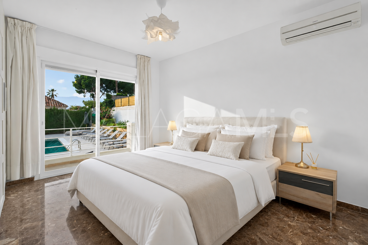 Villa for sale in Elviria