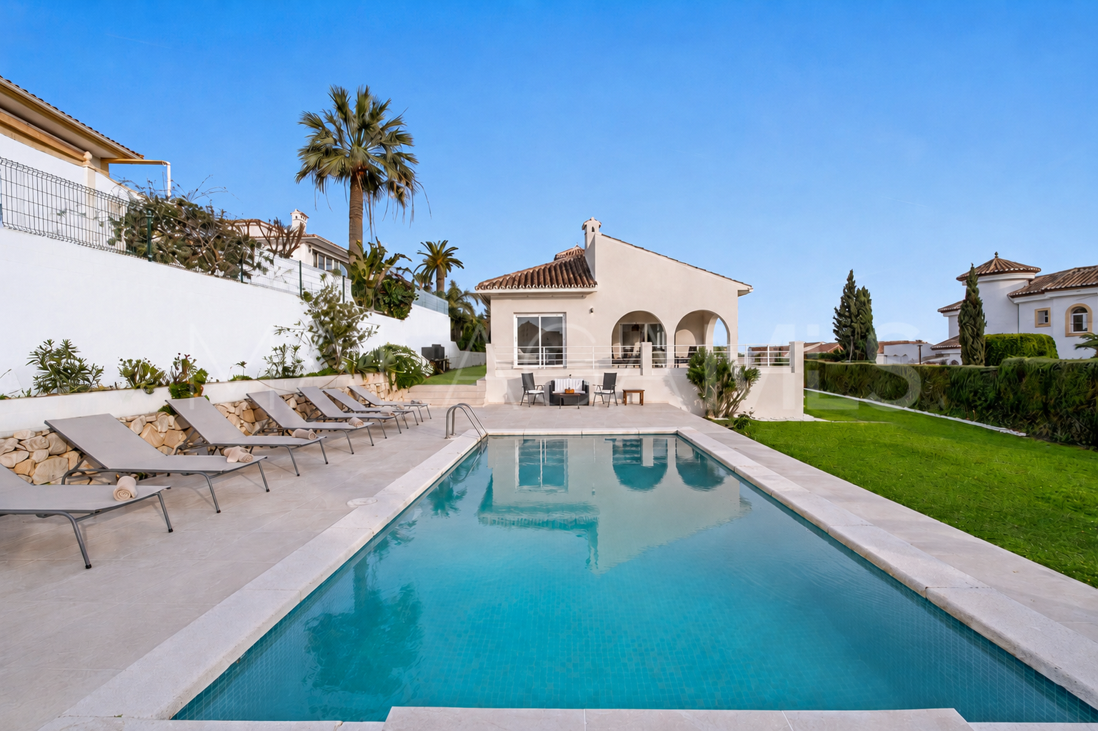 Villa for sale in Elviria