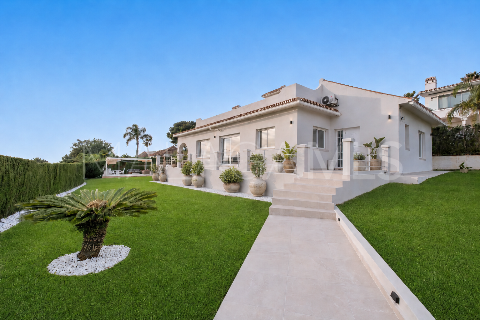 Villa for sale in Elviria