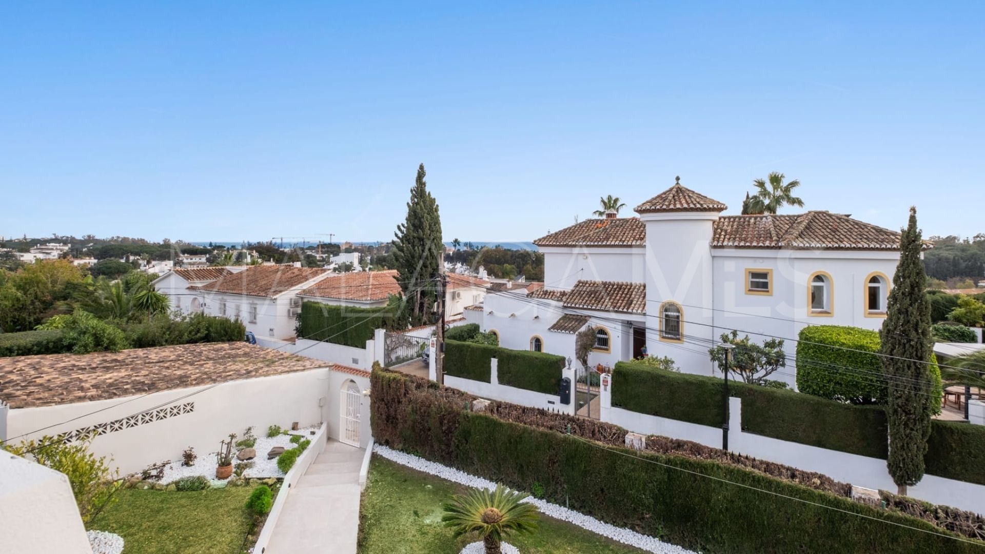 Villa for sale in Elviria