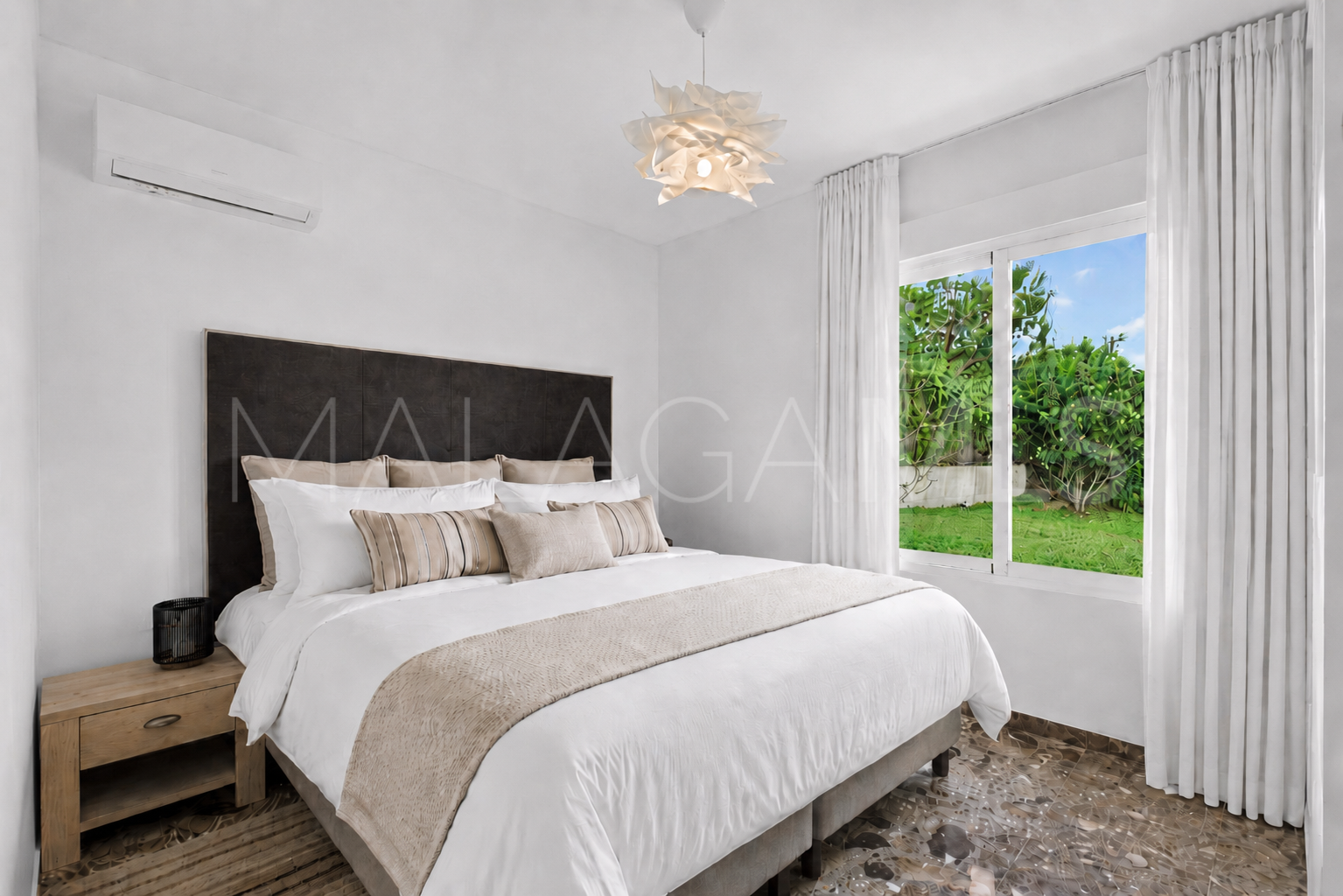 Villa for sale in Elviria