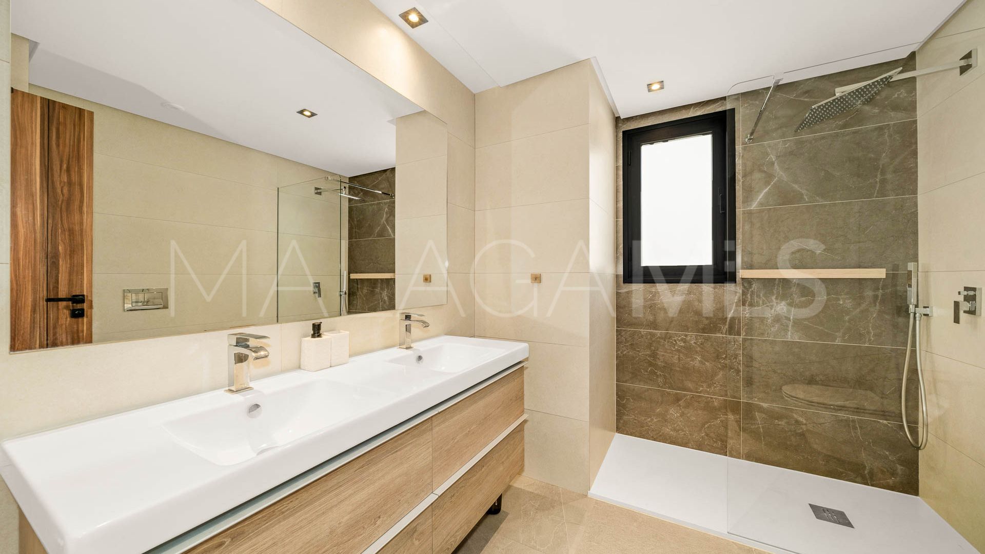 Penthouse for sale in Nueva Andalucia with 3 bedrooms
