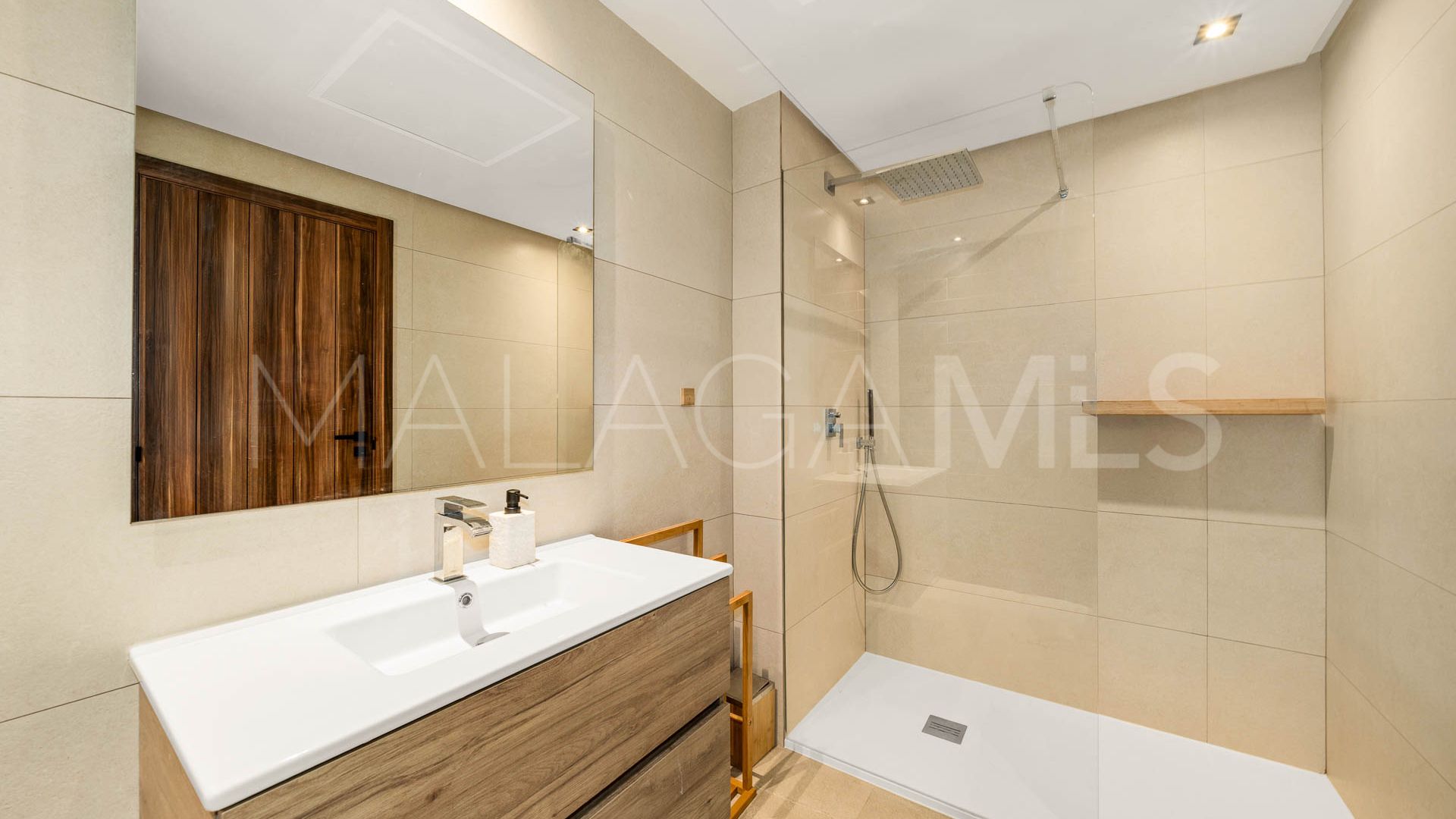 Penthouse for sale in Nueva Andalucia with 3 bedrooms