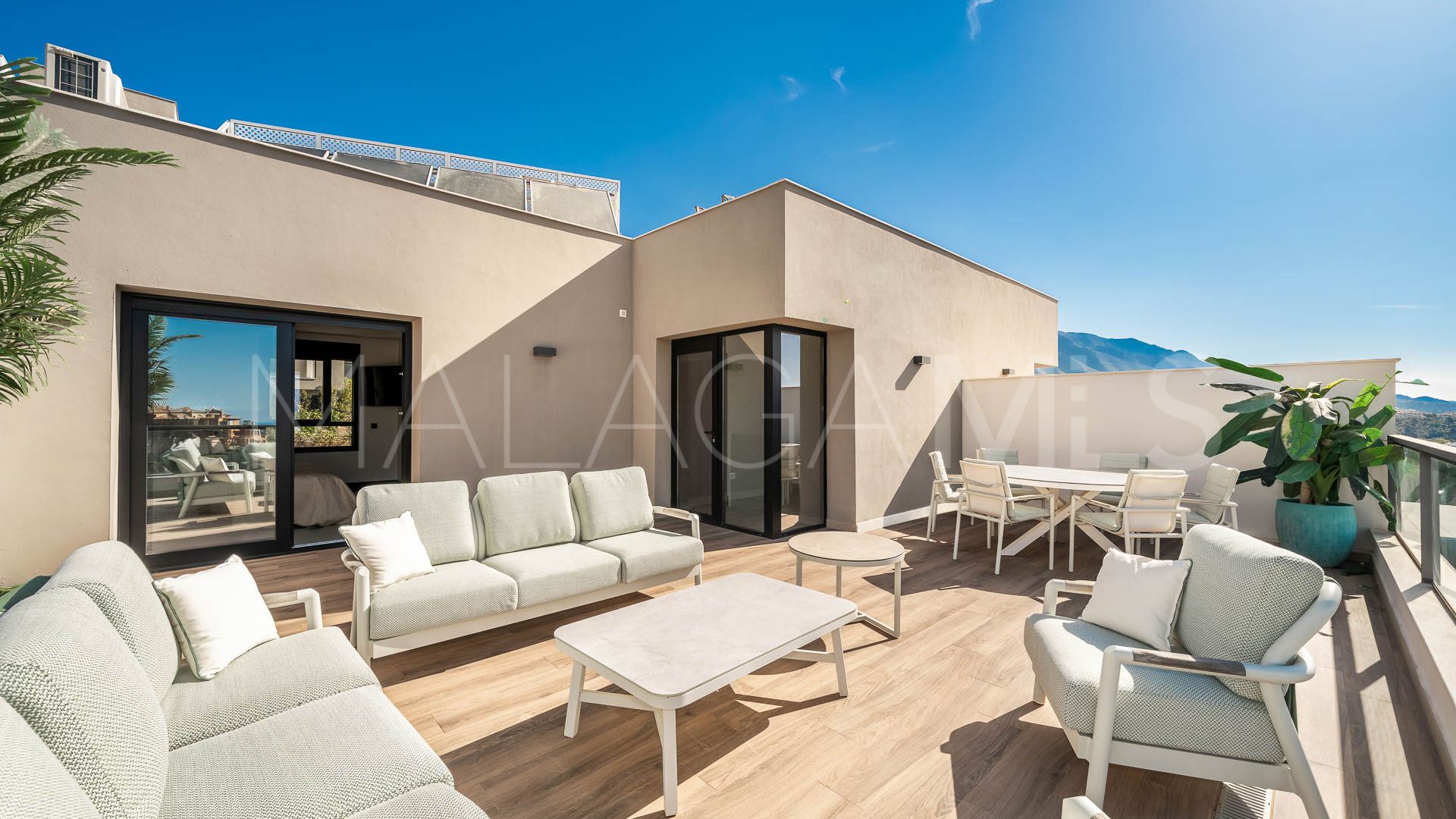 Penthouse for sale in Nueva Andalucia with 3 bedrooms