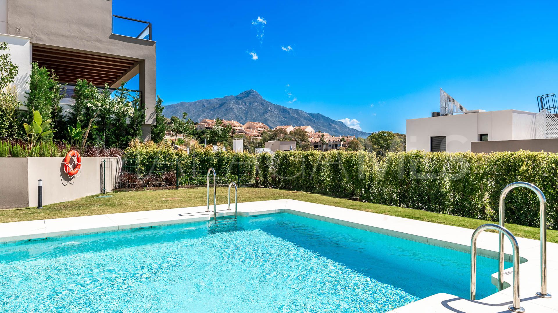 Penthouse for sale in Nueva Andalucia with 3 bedrooms