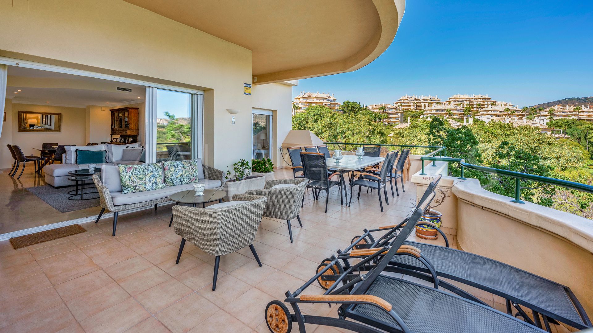 Apartamento planta baja a la venta in Elviria Hills with 3 bedrooms