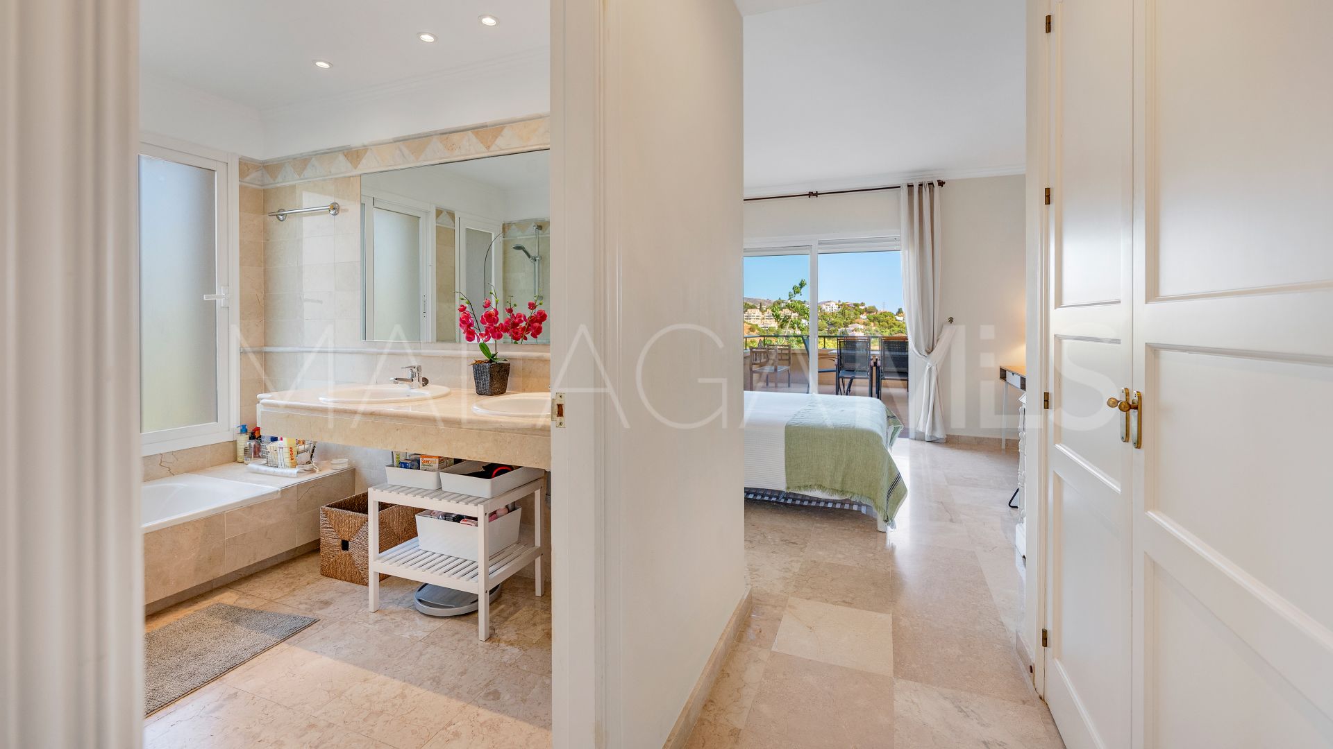 Apartamento planta baja a la venta in Elviria Hills with 3 bedrooms