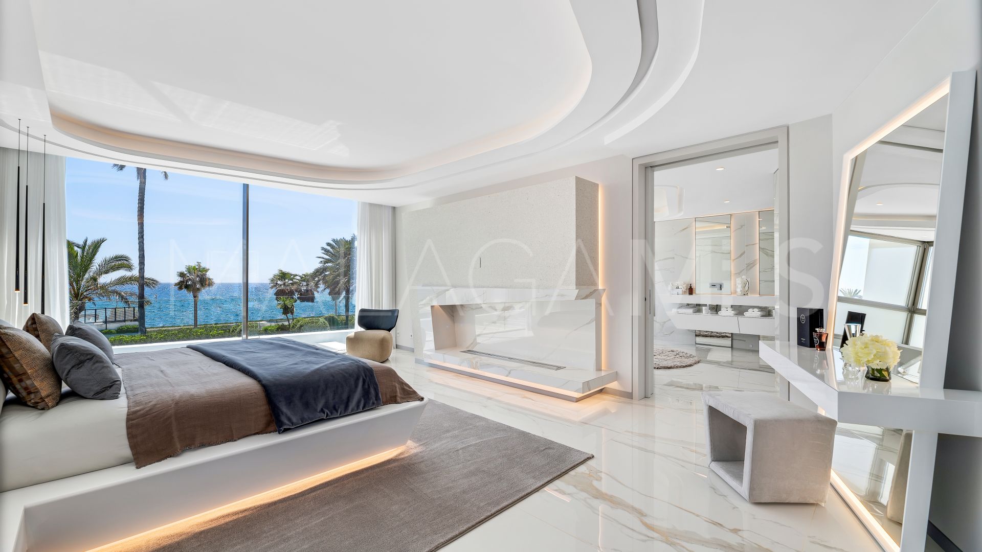 Villa for sale in Los Monteros