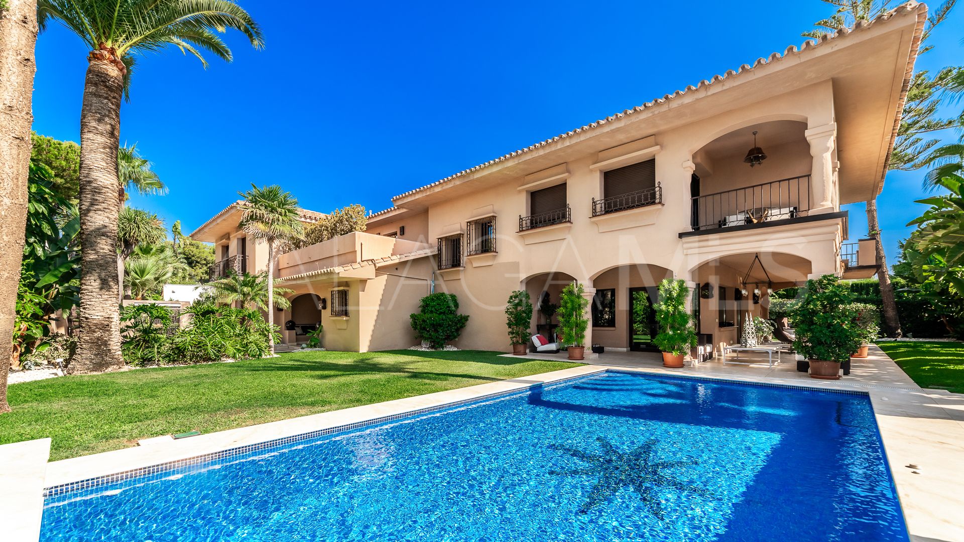 Villa for sale in Los Monteros