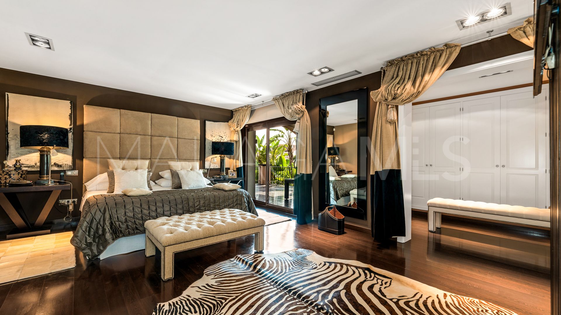 Villa for sale in Los Monteros