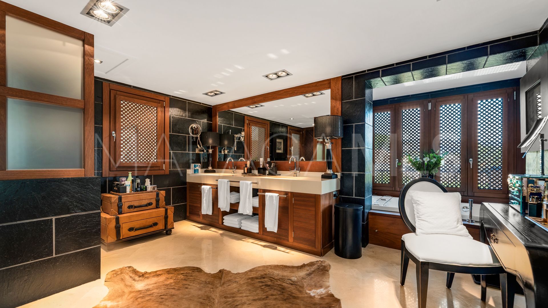 Villa for sale in Los Monteros
