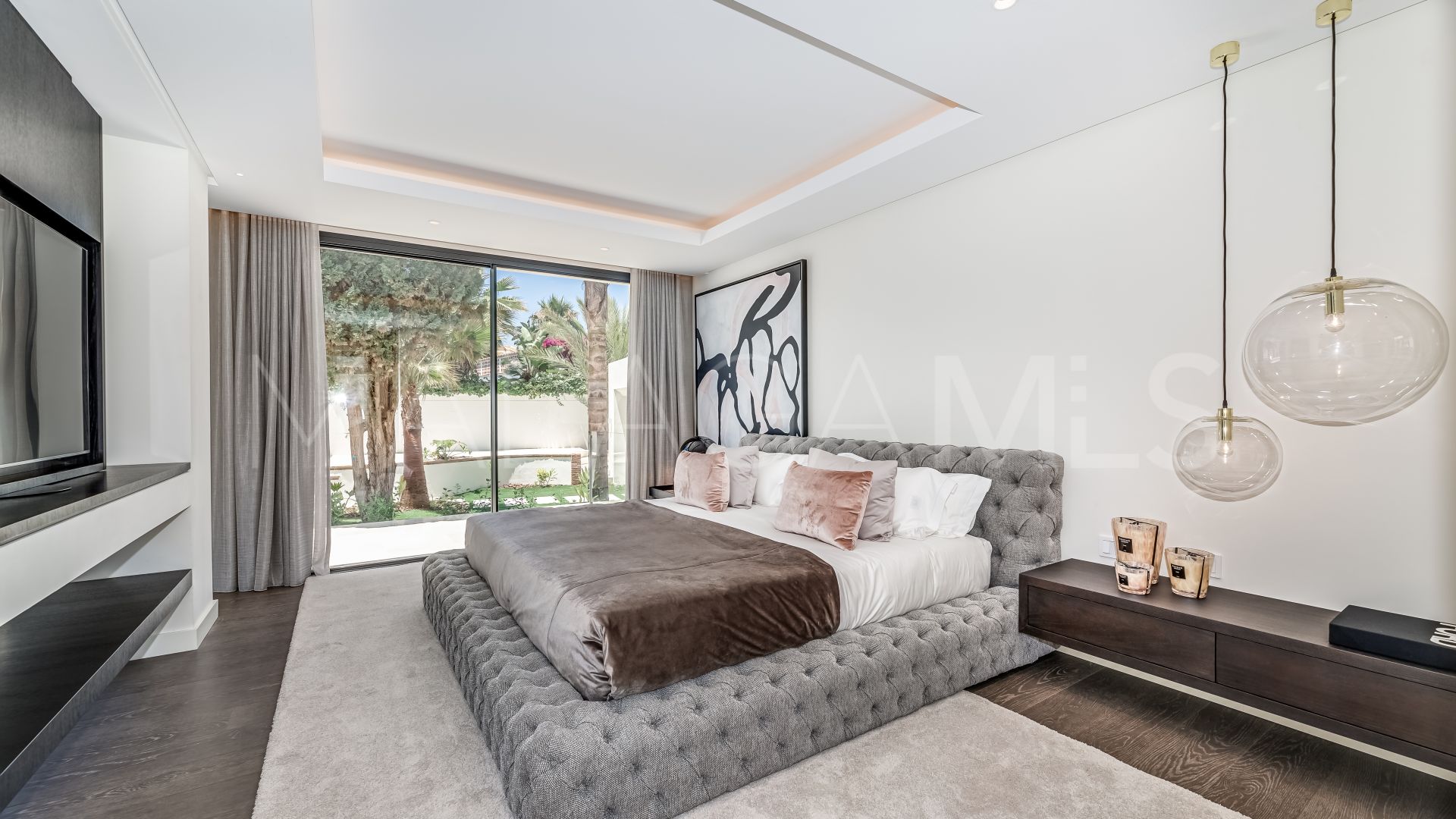 Buy villa in Marbesa