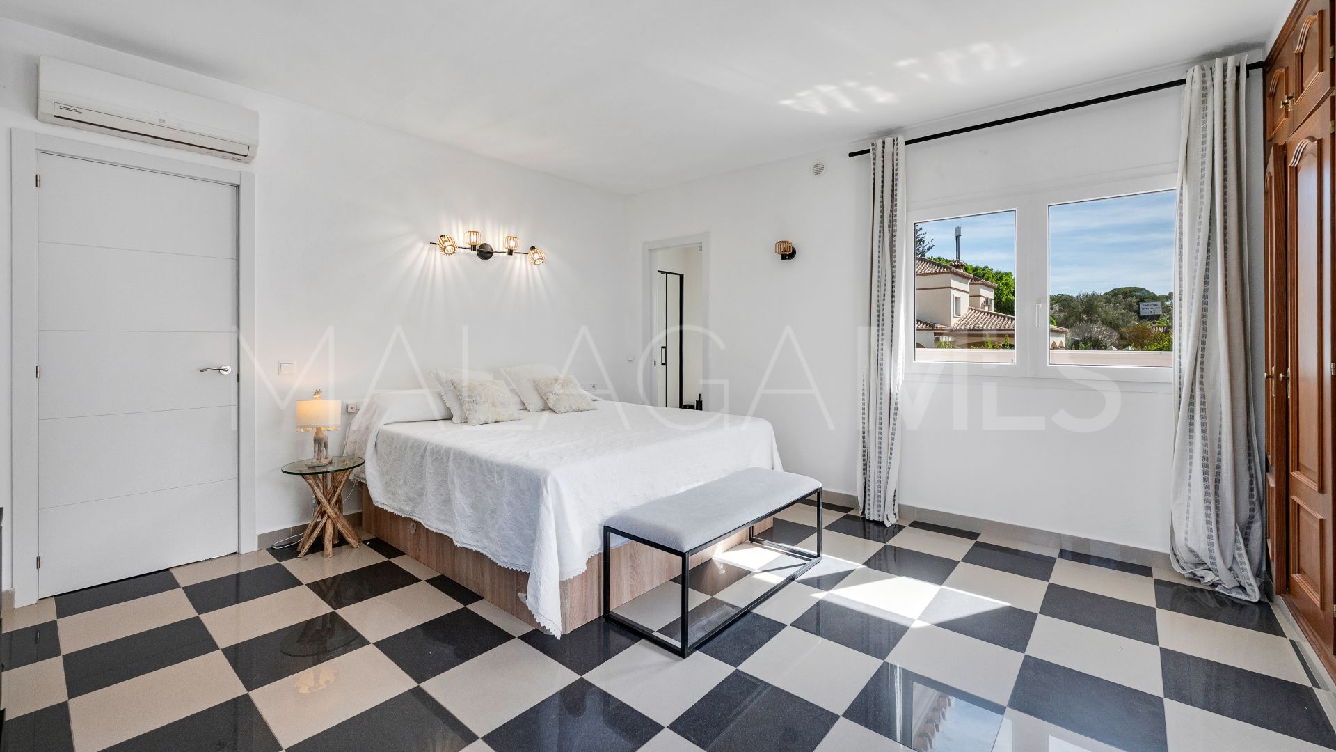 Villa for sale in Artola