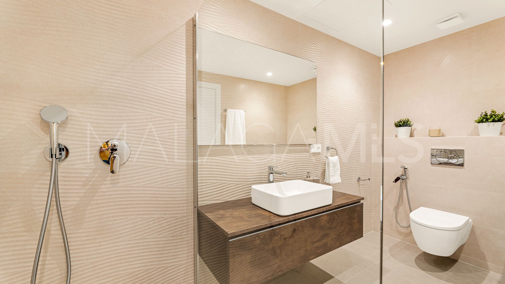 Ground floor apartment for sale in Nueva Andalucia with 3 bedrooms