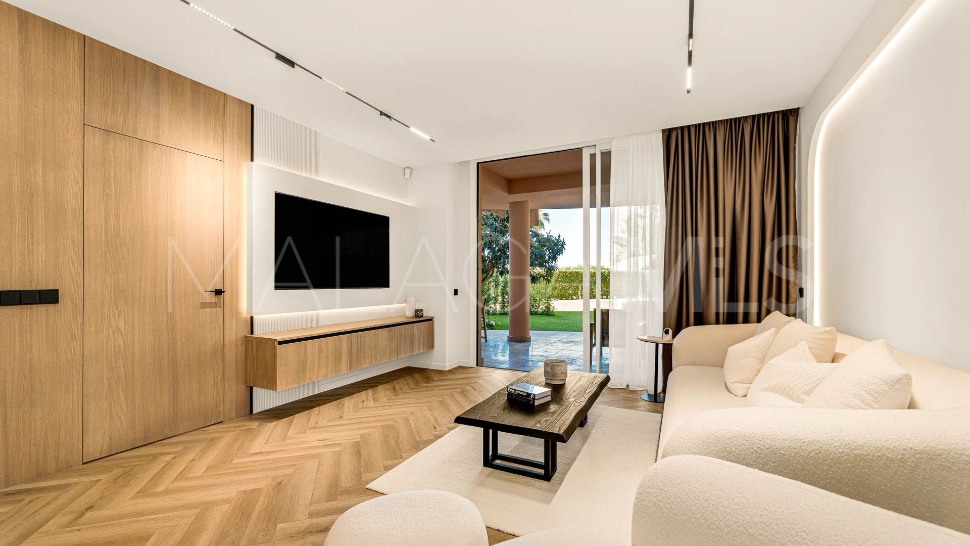 Ground floor apartment for sale in Nueva Andalucia with 3 bedrooms