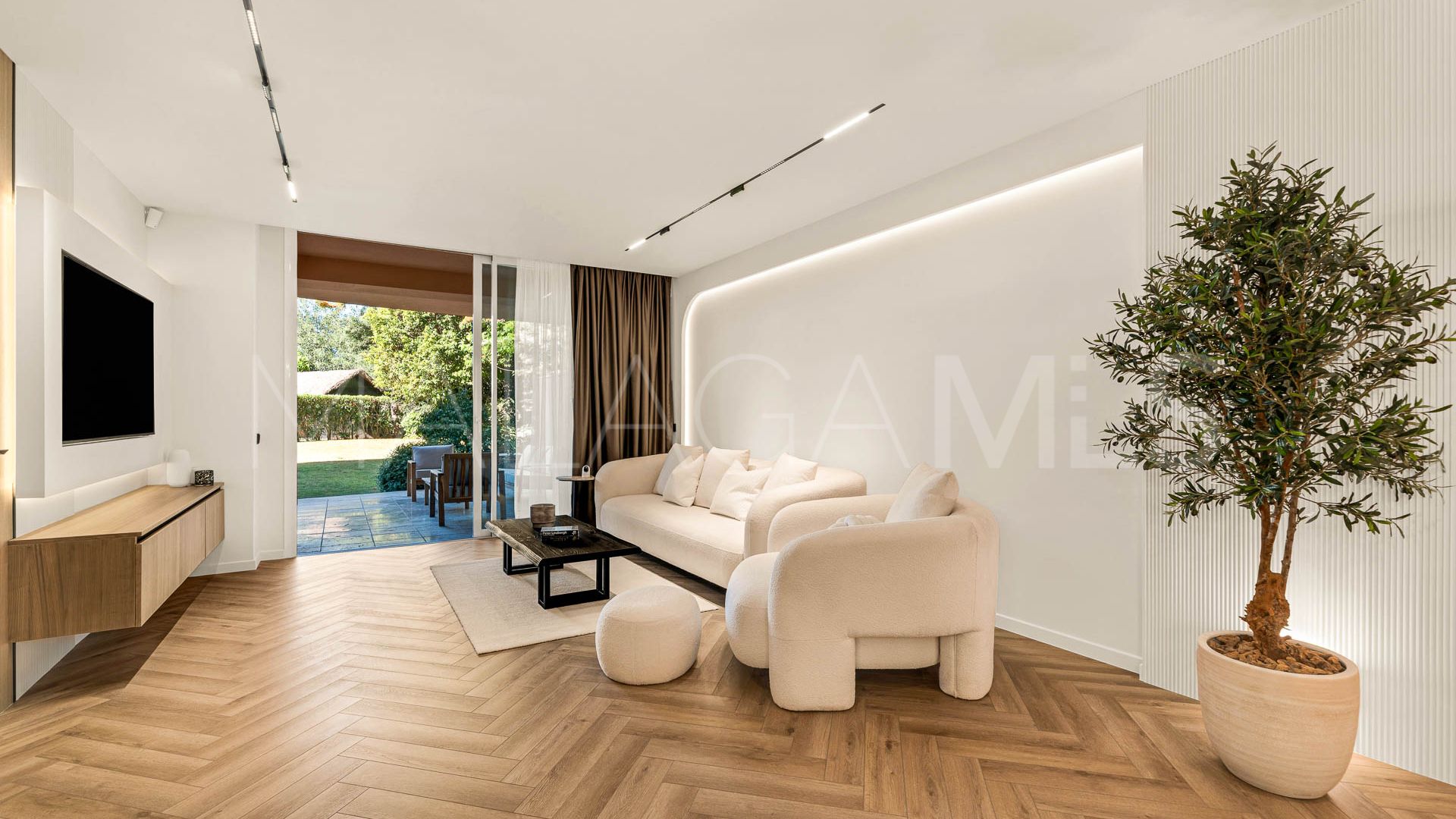 Ground floor apartment for sale in Nueva Andalucia with 3 bedrooms