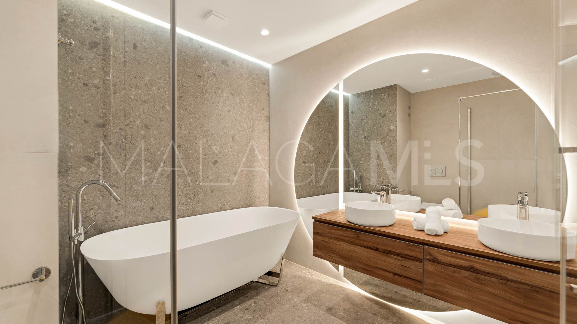 Ground floor apartment for sale in Nueva Andalucia with 3 bedrooms