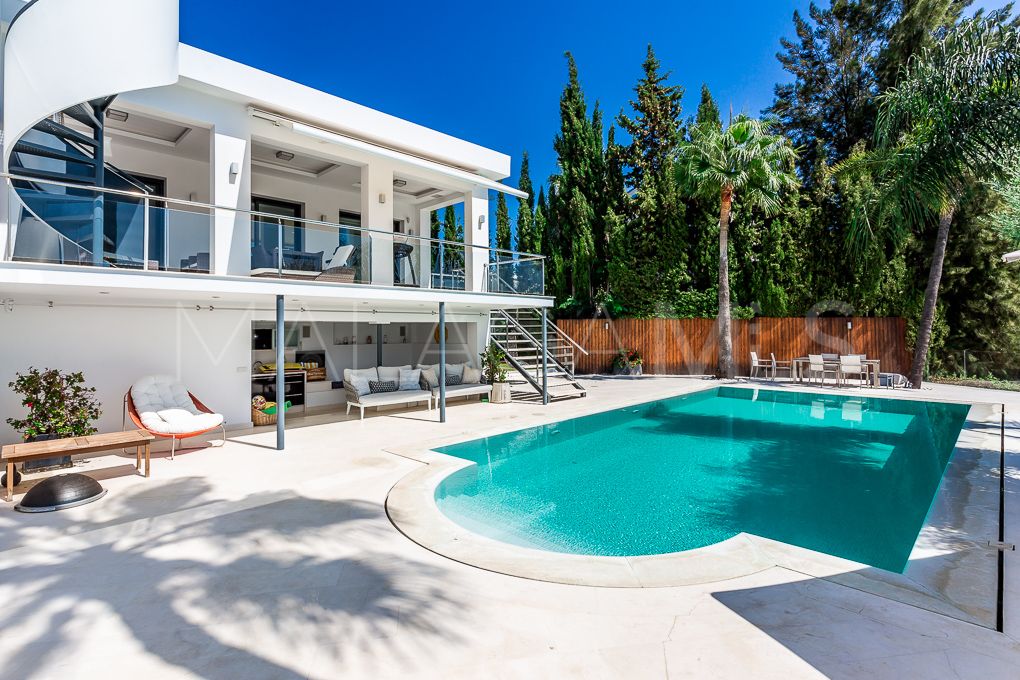 Villa for sale in Nueva Andalucia
