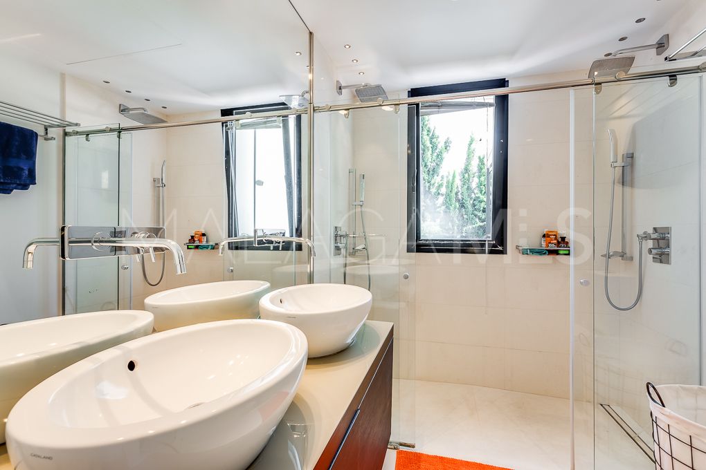Villa for sale in Nueva Andalucia