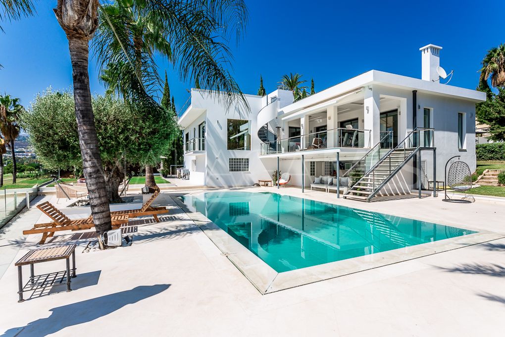 Villa for sale in Nueva Andalucia