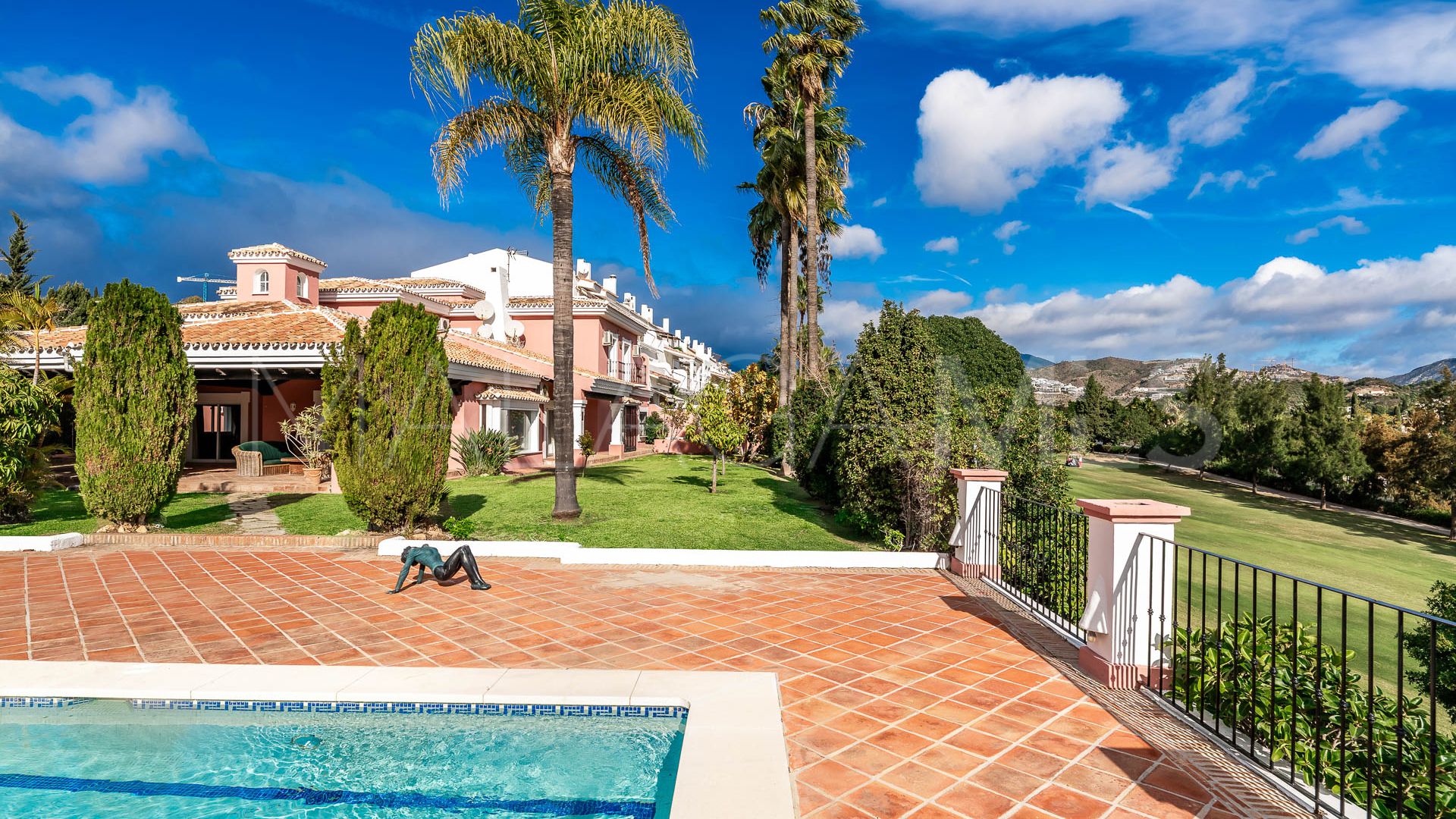 Pareado for sale in La Quinta de 5 bedrooms