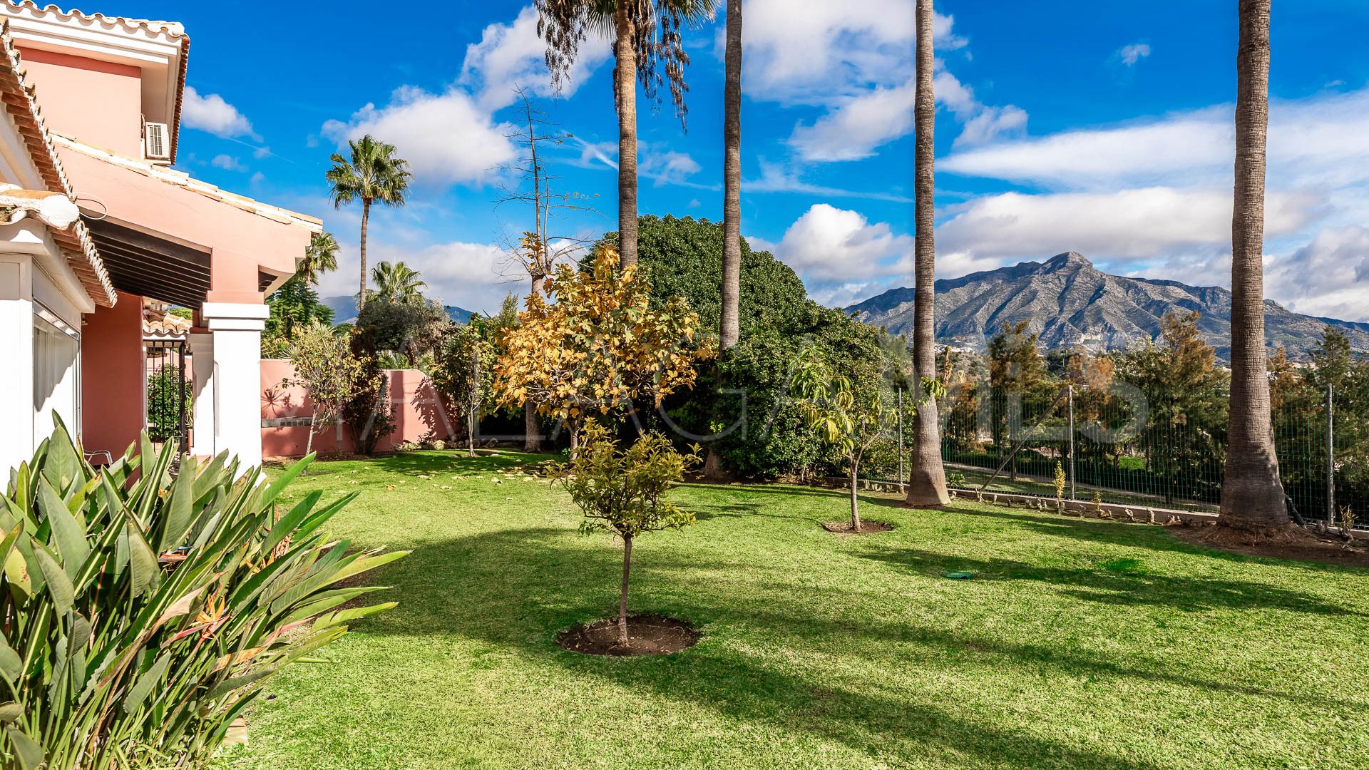 Pareado for sale in La Quinta de 5 bedrooms