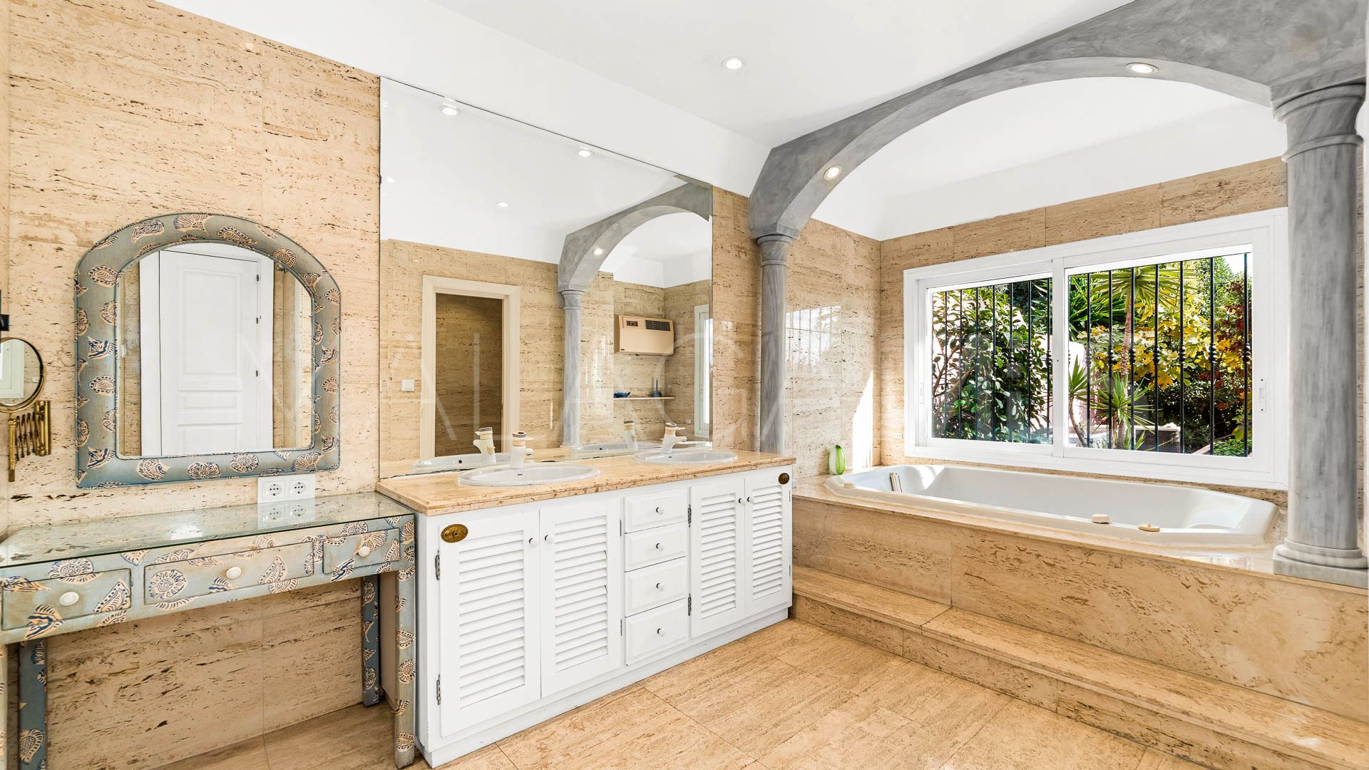 Pareado for sale in La Quinta de 5 bedrooms