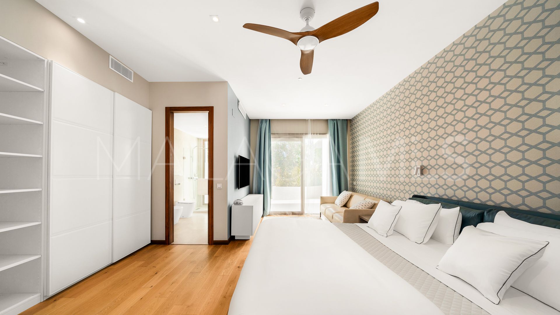 Villa for sale in Guadalmina Baja