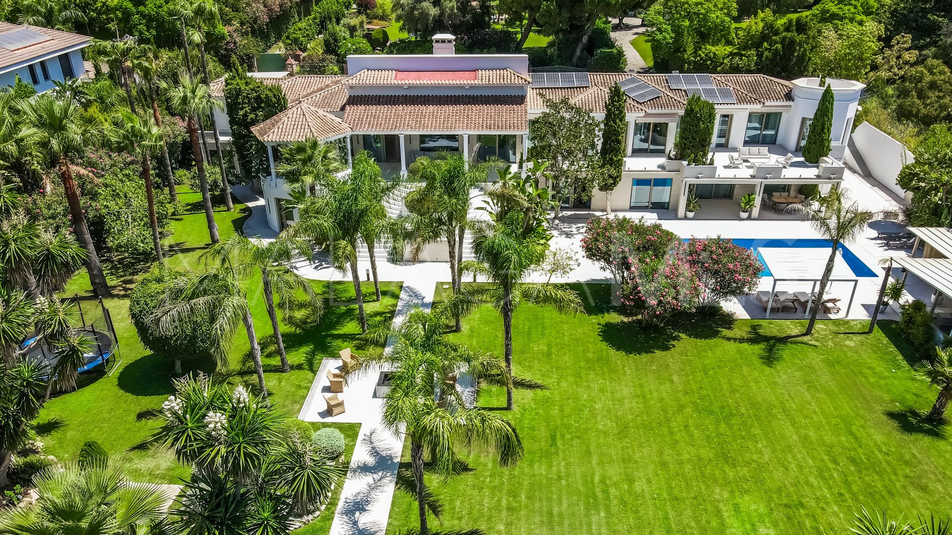 Villa for sale in Guadalmina Baja