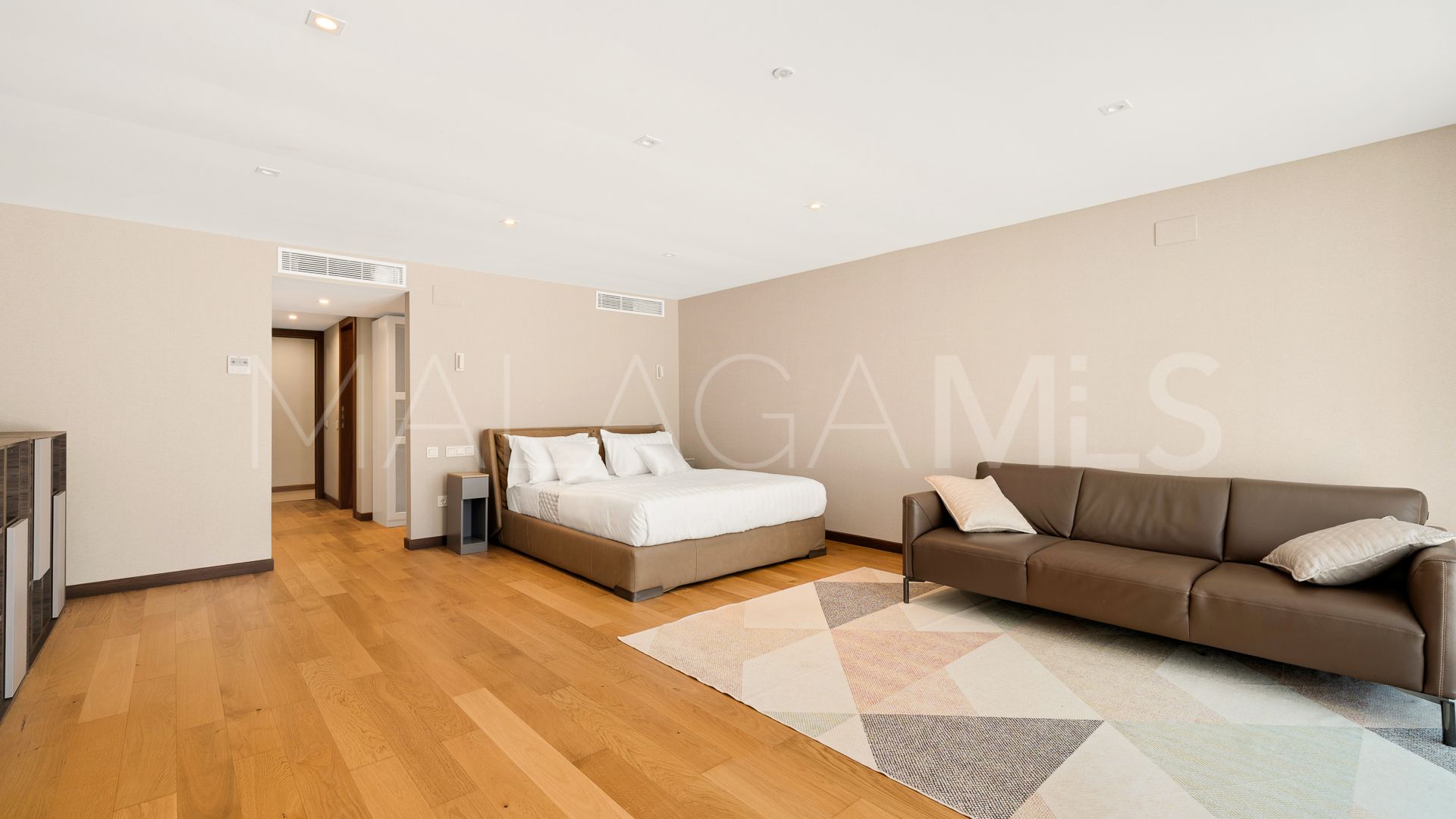 Villa for sale in Guadalmina Baja