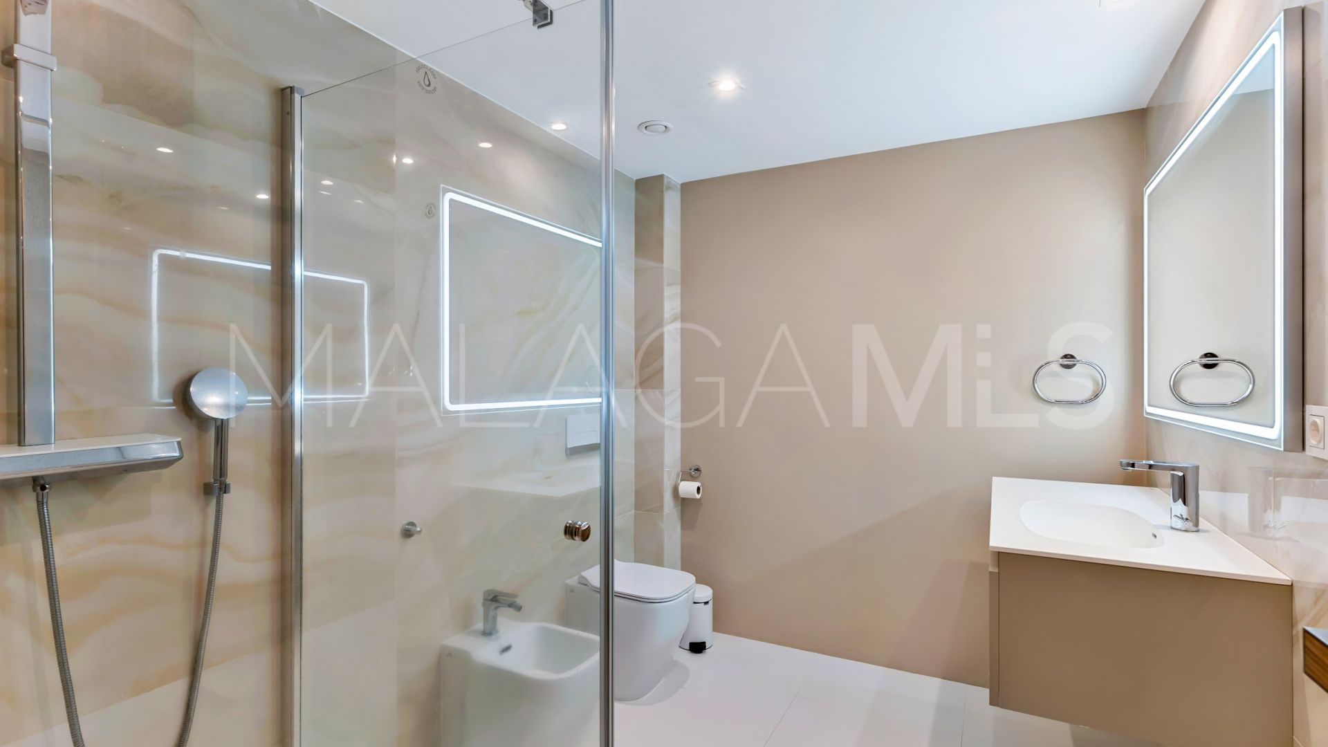 Villa for sale in Guadalmina Baja